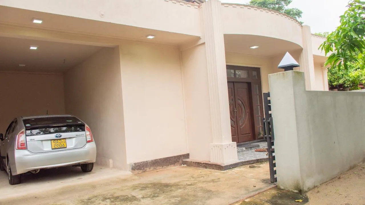 Transit Trails Bed & Breakfast Katunayake